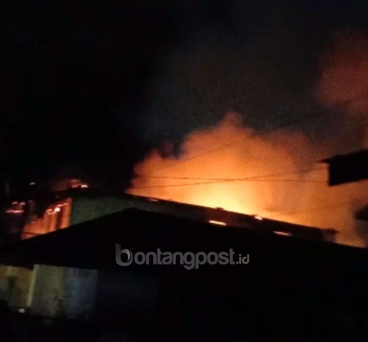 Dua rumah di RT 35 terbakar, tiga rumah ikut terdampak.