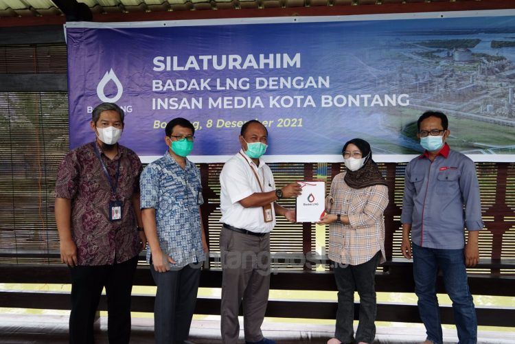 Manajemen LNG Badak menyerahkan souvenir kepada tim redaksi bontangpost.id
