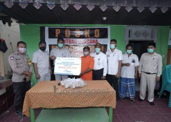 Pupuk Kaltim Salurkan Bantuan Rp 50 Juta dan Ratusan Paket Makanan bagi Korban Kebakaran Loktuan