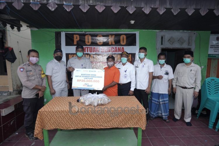 Penyerahan bantuan secara simbolis kepada perwakilan korban kebakaran. (Humas Pupuk Kaltim)