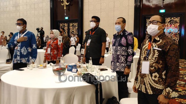 Wali Kota Bontang Basri Rase didampingi Plt Kepala Badan Pendapatan Daerah Rafidah serta jajarannya saat menghadiri Rakernas ADPMET di Bandung (9-10/12/2021) (nasrullah/bontangpost.id)