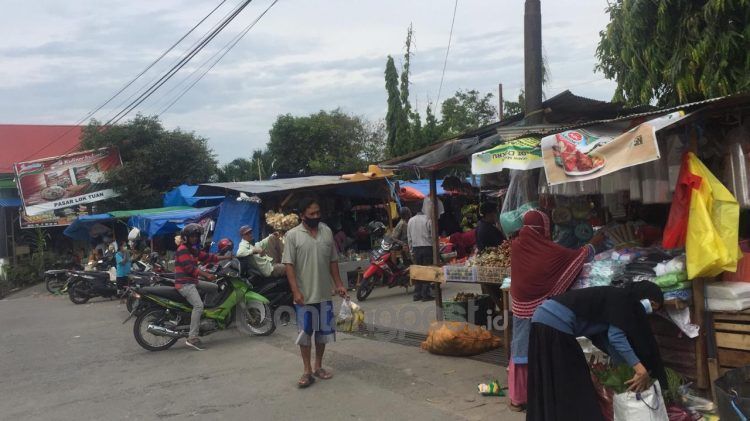 Setelah terbakar, pedagang di Pasar Citra Mas Loktuan jualan di pasar sementara. (bontangpost.id)