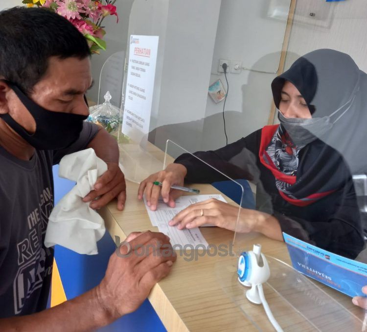 Kalsum, pedagang Pasar Citra Mas Loktuan, saat mengecek pencairan bantuan di Bank BPR.