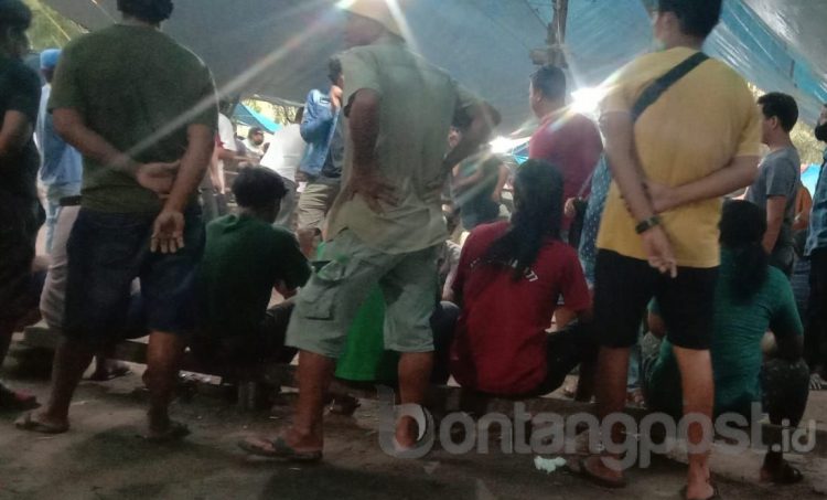 Suasana arena sabung ayam di wilayah Bontang Barat.