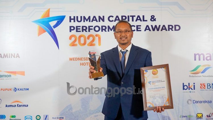 Penghargaan diterima
SVP Sekretaris Perusahaan PKT Teguh Ismartono, dari Executive Director FHCI Sofyan Rohidi di Jakarta, pada Rabu (22/12).