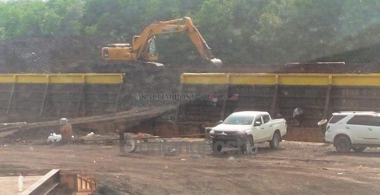 Sebuah alat berat memuat batu bara ke kapal ponton, yang sandar di pelabuhan pribadi atau TUKS Km 5, Jalan Sultan Hasanudin, Kelurahan Kariangau, Kecamatan Balikpapan Barat, Rabu (1/12).