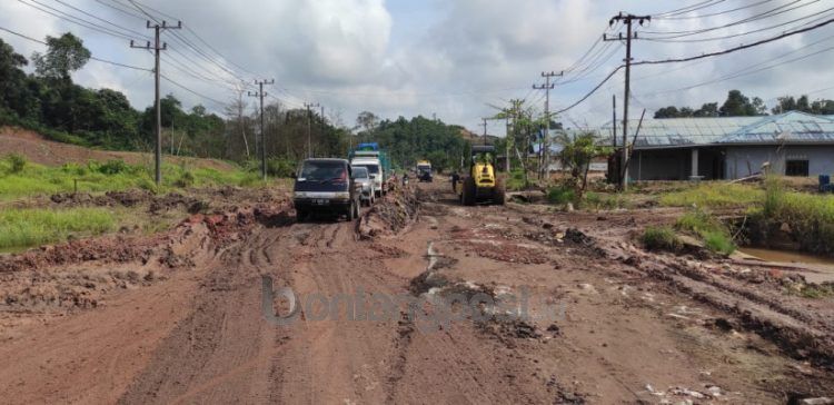 Salah satu titik jalan poros Samarinda-Bontang yang rusak (Foto;selasar)