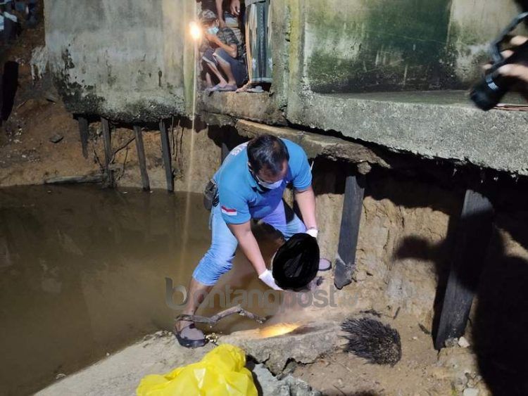 Tim Inafis Polres Kukar melakukan evakuasi jasad bayi.