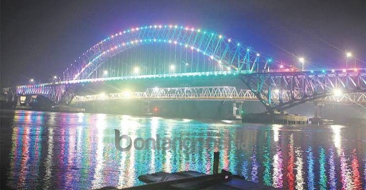 Jembatan Mahakam IV di malam hari.
