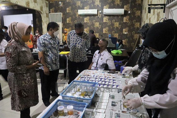 Tes urine di Bapenda Bontang.