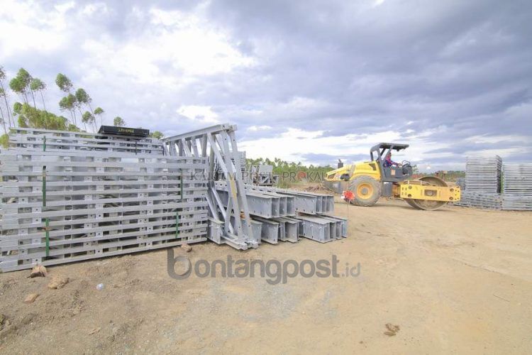 Material untuk jembatan pada proyek jalan lingkar Sepaku sudah tiba di lokasi proyek IKN di Desa Bumi Harapan, Sepaku. (FUAD MUHAMMAD/KP)