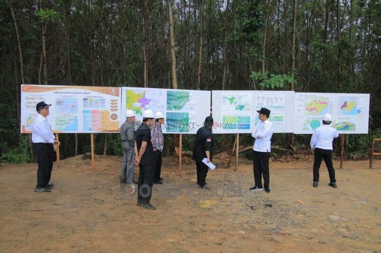 Presiden saat menyambangi IKN.