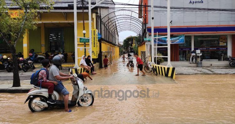 Penanganan banjir menjadi salah satu prioritas Pemkot Bontang, tahun ini ada tiga proyek yang telah masuk tahap lelang
(Nasrullah/bontangpost.id)