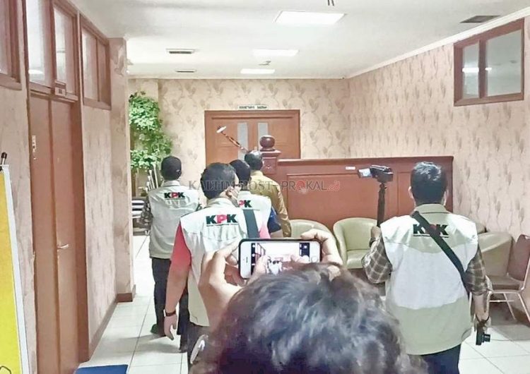 Petugas KPK memeriksa ruang kerja bupati PPU