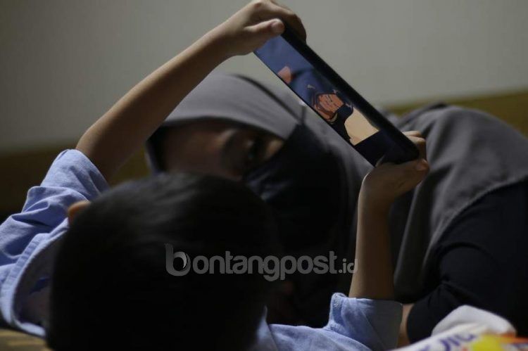 Azka didampingi petugas UPTD PPA DP3AKB Balikpapan di Klinik Ibnu Sina saat kedua orangtuanya dirawat di tempat berbeda. (ANGGI P)