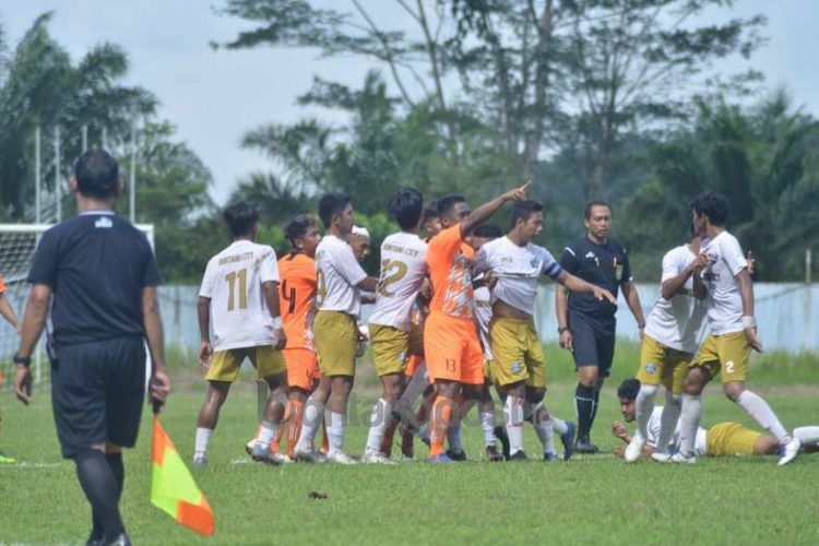 Kepemimpinan wasit Ika Purwanto menuai banyak keputusan kontroversial dan dianggap merugikan Bontang City FC, saat laga Bontang City FC vs Persisam United di Liga 3 Kaltim.