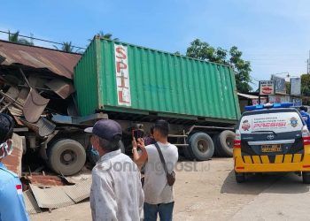 Hilang Kendali, Truk Trailer Seruduk Rumah