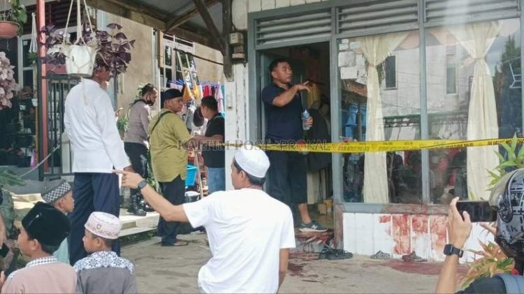 Di rumah kontrakan inilah, AP menyaksikan istrinya melakukan hubungan intim dengan pria lain.