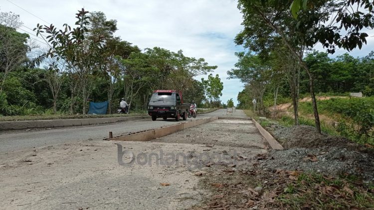 Beberapa titik ruas Jalan Soekarno-Hatta mengalami kerusakan dan membutuhkan perbaikan segera.