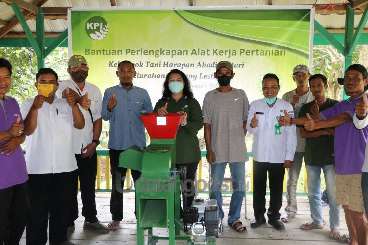 Penyerahan mesin pencacah sampah kepada Kelompok Tani Harapan Abadi Lestari. (PT KPI for Bontangpost.id)