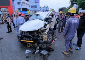 Truk menabrak puluhan kendaraan di simpang Muara Rapak, Balikpapan, kemarin (21/1). (FUAD MUHAMMAD/KALTIM POST)