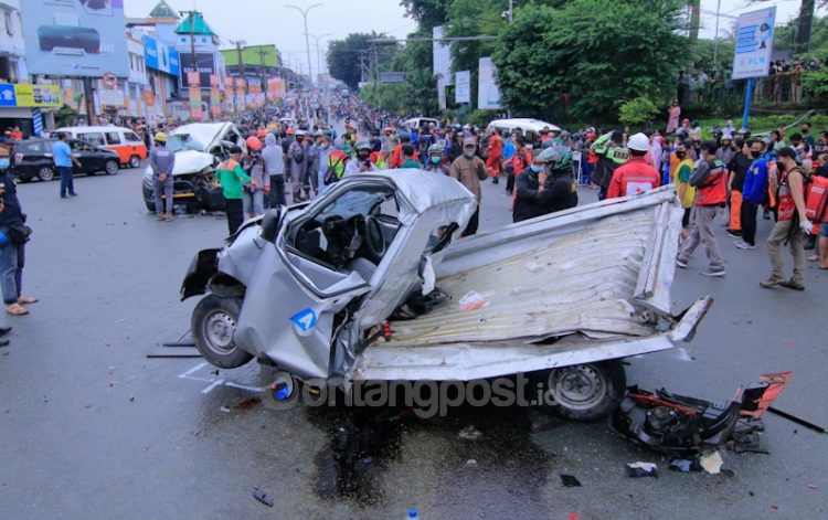 Kecelakaan maut di Simpang Rapak, Balikpapan, Kalimantan Timur (FUAD MUHAMMAD)