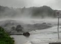 Tangkapan layar video warga saat terjadi banjir lahar dingin Gunung Semeru pada Minggu (2/1) sore. (Antara)