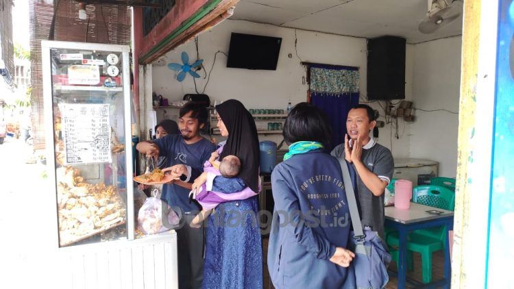 Harga minyak melambung, sejumlah pedagang gorengan terpaksa menaikkan harga jual (Nasrullah/bontangpost.id)