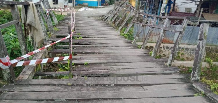 Jembatan kayu yang rusak di Jalan Damai, Gang Damai 8 RT 07 Kelurahan Kanaan butuh perbaikan