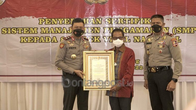 Sertifikat diterima oleh Direktur Keuangan dan Umum PKT Qomaruzzaman, di Hotel Horison Ciledug Tangerang Banten