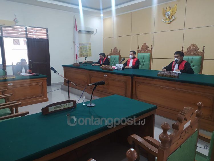 Proses sidang kasus kredit fiktif dengan agenda pembacaan pledoi dan replik di Pengadilan Negeri Bontang