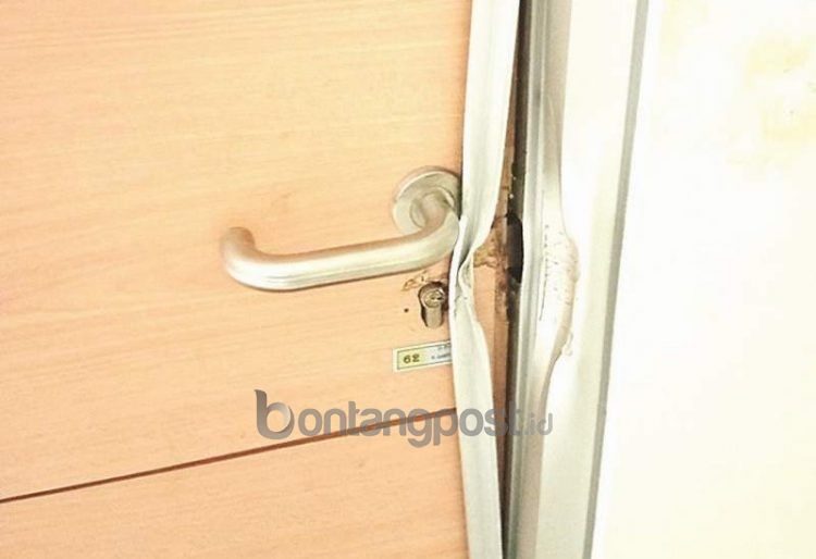 Pintu salah satu ruang kerja di salah satu dinas yang didobrak oleh petugas.