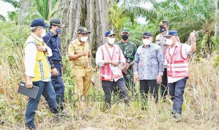 Budi Karya Sumadi ditemani Gubernur Kaltim Isran Noor dan Plt Bupati PPU Hamdam, meninjau lokasi pembangunan calon bandara khusus penunjang IKN di Kelurahan Gersik, PPU.