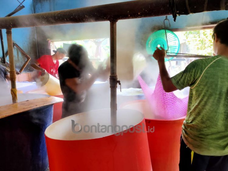 Produsen tahu dan tempe mengeluhkan harga kedelai impor naik signifikan.
