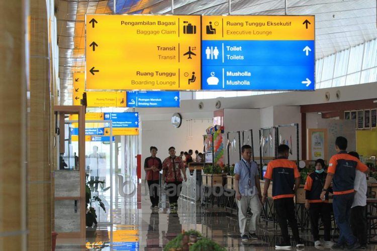 Suasana bandara APT Pranoto