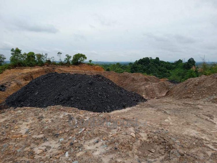 Alat berat yang sempat berada di lokasi, kini sudah tidak terlihat lagi dan meninggalkan tumpukan batu bara.