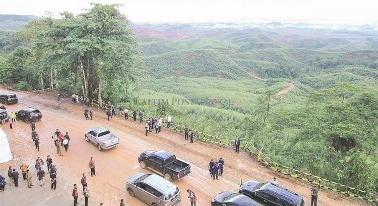 Rombongan pejabat meninjau lahan IKN.