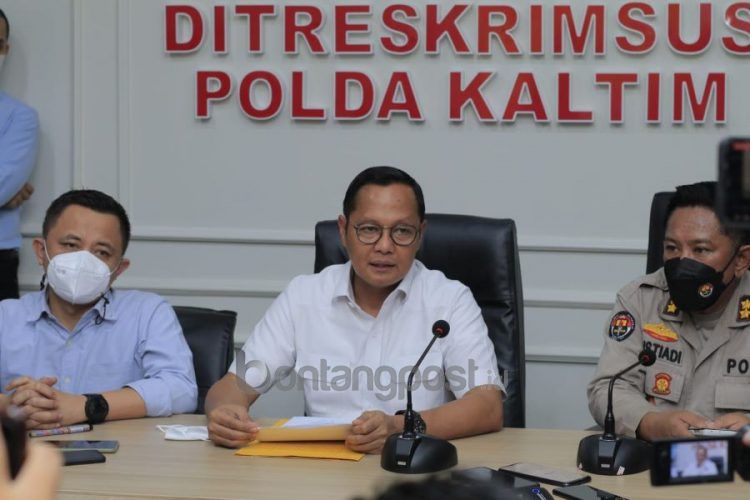 Direktur Reserse Kriminal Khusus Polda Kaltim, Komisaris Besar Indra Lutrianto Amstono (tengah) saat memberikan keterangan kepada awak media, Selasa (8/2/20220.