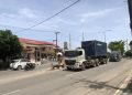Truk trailer melintas di Mapolres Bontang, Kamis (4/2/2022) pukul 13.30. (bontangpost)