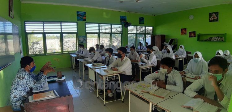 Kapasitas kelas selama zona merah hanya diperbolehkan 50 persen.