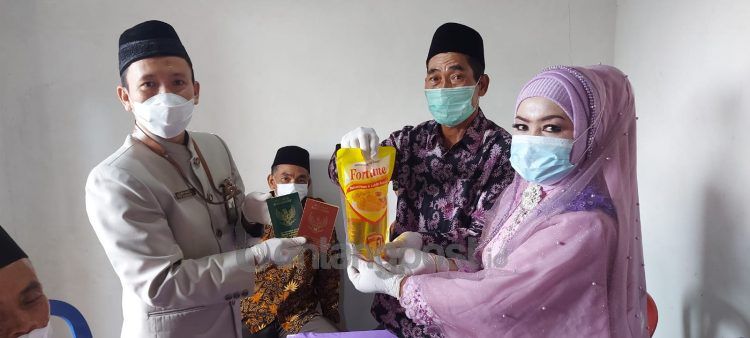 Pasangan di Ponorogo menikah dengan maskawin minyak goreng