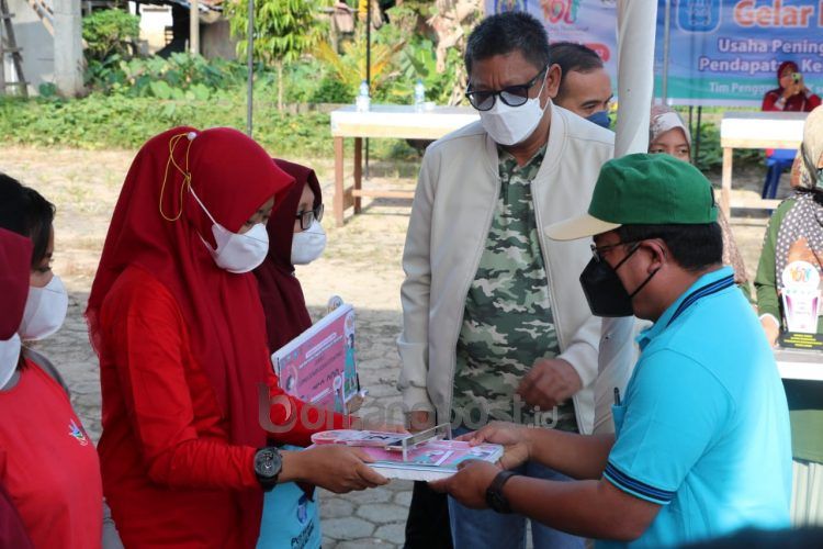 General Manager HRD & GA PT KPI Budi Hermawan saat memberikan hadiah lomba kepada para pemenang. (PT KPI for Bontangpost.id)