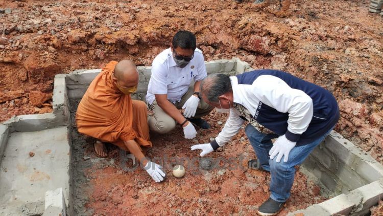 Peletakan batu pertama pembangunan Vihara Buddha di Bontang (Nasrullah/bontangpost.id)