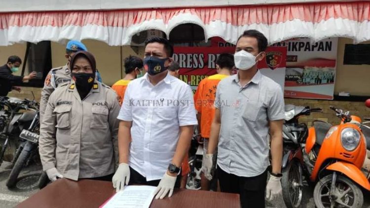 Kasat Reskrim Polresta Balikpapan, Kompol Rengga Puspo Saputro menunjukkan barang bukti hasil pengungkapan kasus pencurian kendaraan motor di Balikpapan, Rabu (2/2).