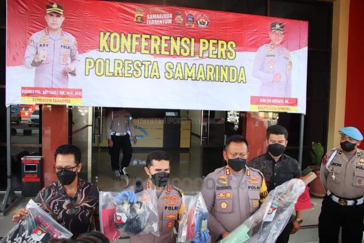 Polisi saat melakukan konferensi pers kronologis dua santri yang menganiaya guru hingga meninggal