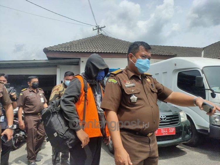 Tersangka (tengah) langsung ditahan.