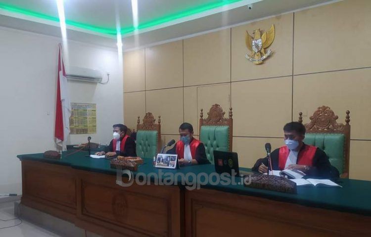 Persidangan dengan agenda pembacaan putusan oleh majelis hakim Pengadilan Negeri Bontang dengan perkara dugaan penyaluran kredit fiktif, dilaksanakan melalui video konferensi karena terdakwa berada di Lapas Bontang.