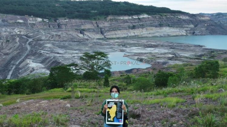Salsabila di depan lubang bekas tambang di Kaltim. (dok pribadi)