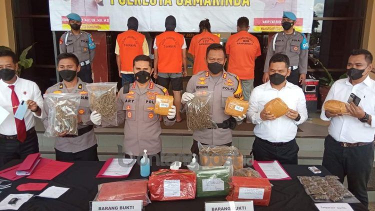 Empat tersangka dan barang bukti yang ditahan di Mapolres Samarinda