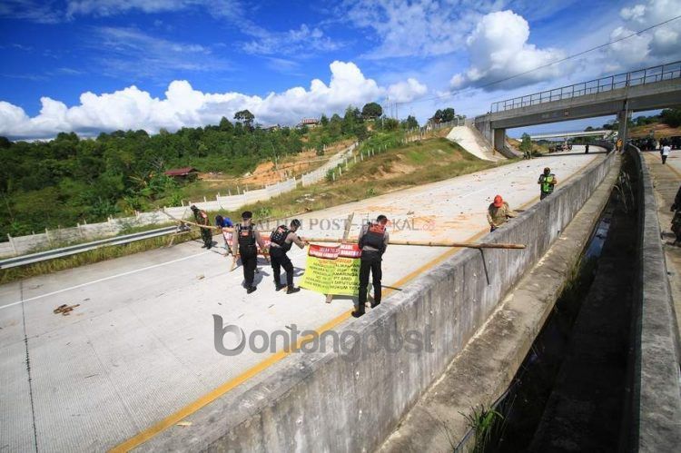 FKPD Balikpapan menemui warga RT 37, Kelurahan Manggar, Balikpapan Timur, yang menutup badan jalan Kilometer 6 Tol Balsam, Rabu (2/3).